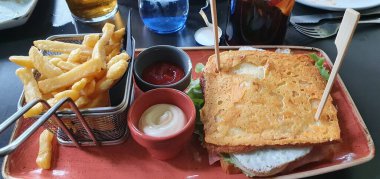 Restoranda servis edilen jambon ve peynirli sebzeli shanwick.