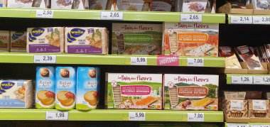 Donostia San Sebastian, Pais Vasco, İspanya, 7 Ekim 2020: Bir pazarda satılık ekolojik ürünler