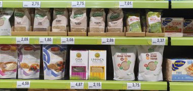 Donostia San Sebastian, Pais Vasco, İspanya, 7 Ekim 2020: Bir pazarda satılık ekolojik ürünler