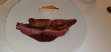 Bir restoranda soslu güvercin göğsü.