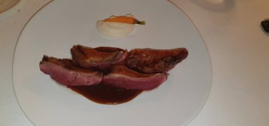 Bir restoranda soslu güvercin göğsü.