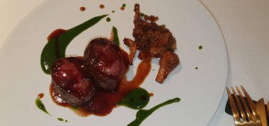 Restoranda kırmızı şaraplı geyik filetosu.