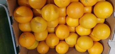 Pazarda satılık portakallar