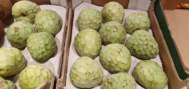 Pazarda satılık muhallebi elmaları.