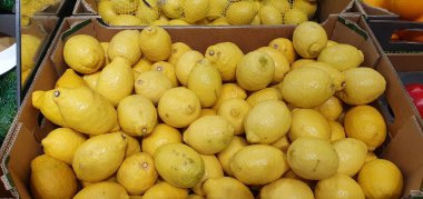 Piyasada satılık limonlar