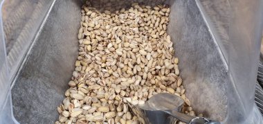 Pazarda topak topak fıstık