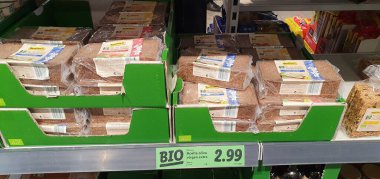 Donostia San Sebastian, Pais Vasco, İspanya, 7 Ekim 2020: Bir pazarda satılık ekolojik ürünler