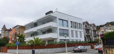 Donostia San Sebastian, Pais Vasco, İspanya, 7 Ekim 2020: Donostia San Sebastian, Ondarreta 'daki modern beyaz konut binası