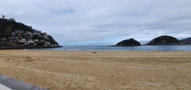 Donostia San Sebastian, Pais Vasco, İspanya, 7 Ekim 2020: Sonbaharda Ondarreta sahilinin sakin manzarası