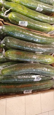 Markette plastiğe sarılı yeşil kabak.