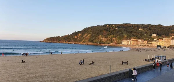 西班牙Pais Vasco Guipuzcoa Donostia San Sebastian 2020年9月22日 人们在日落时在Gros海滩练习冲浪和散步 — 图库照片