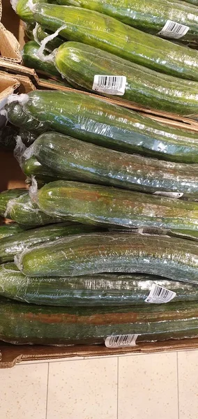 Grüne Zucchini Plastik Eingewickelt Auf Einem Markt — Stockfoto