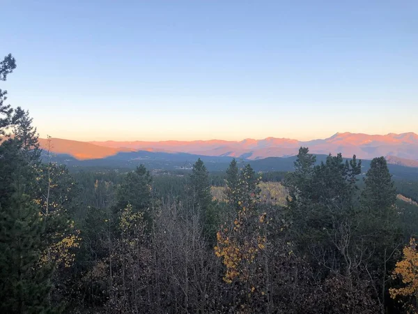 コロラド州 アメリカのゴールデンゲートキャニオン州立公園にある木や山の秋の風景 — ストック写真