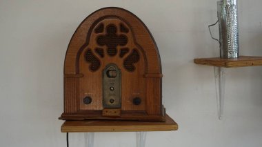 Punta Cana, Dominik Cumhuriyeti, 2 Eylül 2019: Dominik Cumhuriyeti 'nde bir turizm çiftliğinde dekorasyon olarak kullanılan eski radyo