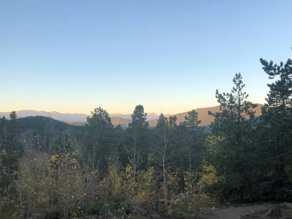 コロラド州のゴールデンゲート州立公園での紅葉の木々や山の風景 — ストック写真