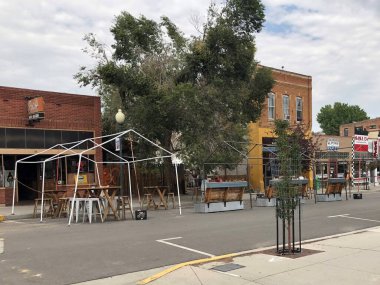 Salida, Colorado, ABD, 19 Eylül 2020: Salida Colorado 'da teras barları olan sokak