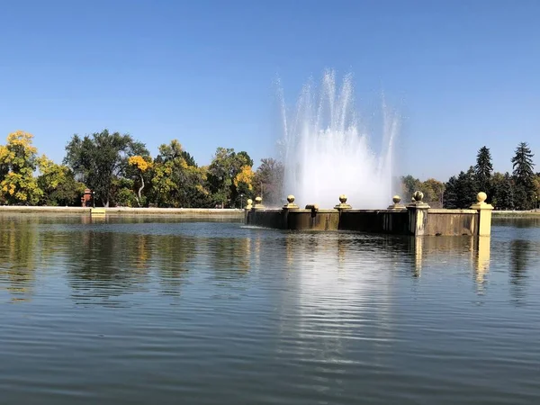 Colorado, ABD 'deki Denver City Park Gölü Çeşmesi manzarası.