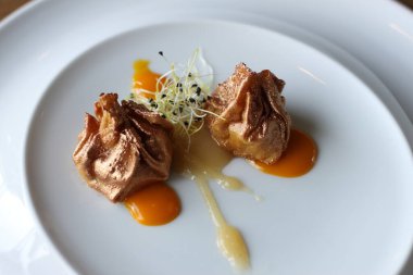 Bask restoranında mango kremalı txangurro böreği ve elma kompostosu.