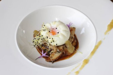 Bir Bask restoranında düşük sıcaklıkta yumurtalı mantarlar.