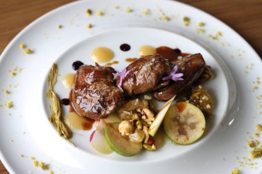 Bask restoranında soslu güvercin göğsü.