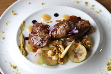 Bask restoranında soslu güvercin göğsü.