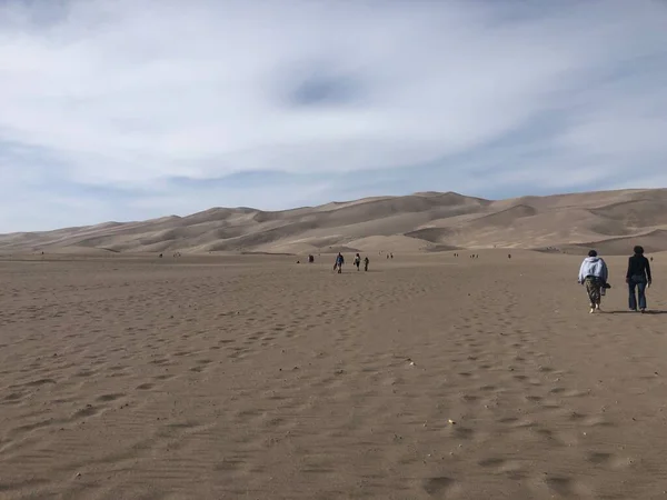 Мандрівки Піднімаються Дюнах Національному Парку Great Sand Dunes Колорадо Сша — стокове фото