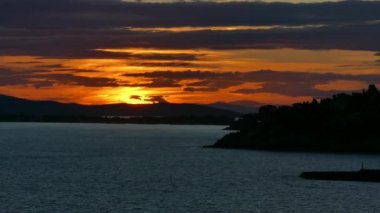 Tuscany beach şafakta. Porto Santo Stefano İtalya Tuscany. 