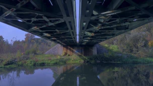 Zweischichtige Eisenbahnbrücke Über Den Fluss Brückenbauwerk — Stockvideo