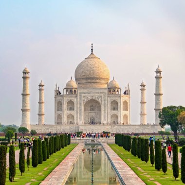 Taj Mahal 'in ön görüntüsü yansıma havuzuna yansıdı, Uttar Pradesh, Hindistan' daki Yamuna nehrinin güney kıyısındaki fildişi beyazı mermer mozoleye. Dünyanın yedi harikasından biri..