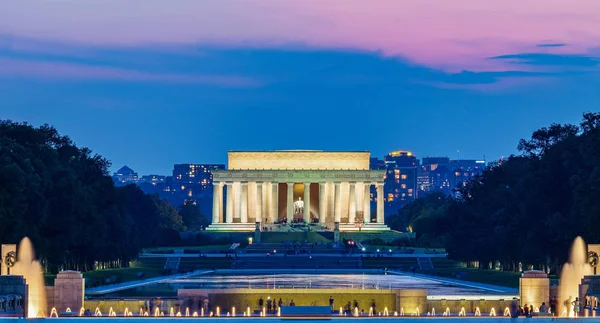 林肯纪念馆在晚上 从美国华盛顿特区的国家购物中心看到 长曝光摄影 — 图库照片