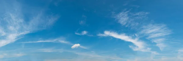 Élénk Színű Panorámás Felhő Egy Napsütéses Napon Gyönyörű Cirrus Felhő — Stock Fotó