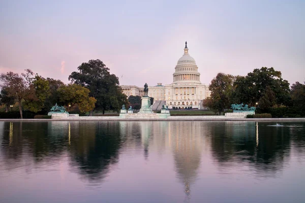 夕暮れ時の反射プールから見た米国のキャピトルビル ワシントンDc アメリカ — ストック写真