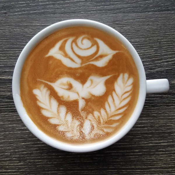 Vista Superior Una Taza Café Latte Arte Sobre Fondo Madera — Foto de Stock