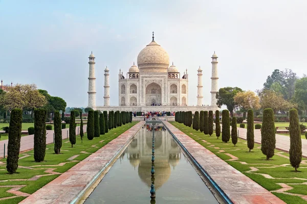 Pohled Zepředu Taj Mahal Odrážel Zrcadlovém Jezírku Slonovinově Bílém Mramorovém — Stock fotografie
