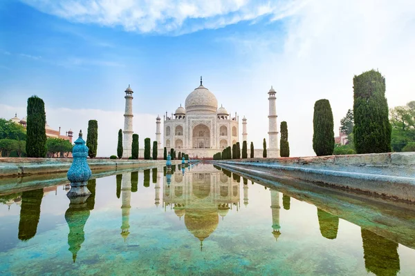 Taj Mahal 'in ön görüntüsü yansıma havuzuna yansıdı, Uttar Pradesh, Hindistan' daki Yamuna nehrinin güney kıyısındaki fildişi beyazı mermer mozoleye. Dünyanın yedi harikasından biri..