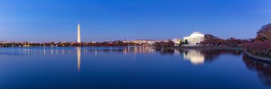 Jeffeerson Anıtı ve Washington Anıtı deprem havzası üzerinde akşam, Washington Dc, ABD yansıtıyordu. Panoramik görüntü