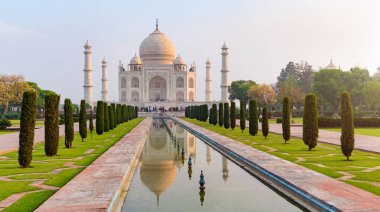 Taj Mahal 'in ön görüntüsü yansıma havuzuna yansıdı, Uttar Pradesh, Hindistan' daki Yamuna nehrinin güney kıyısındaki fildişi beyazı mermer mozoleye. Dünyanın yedi harikasından biri..