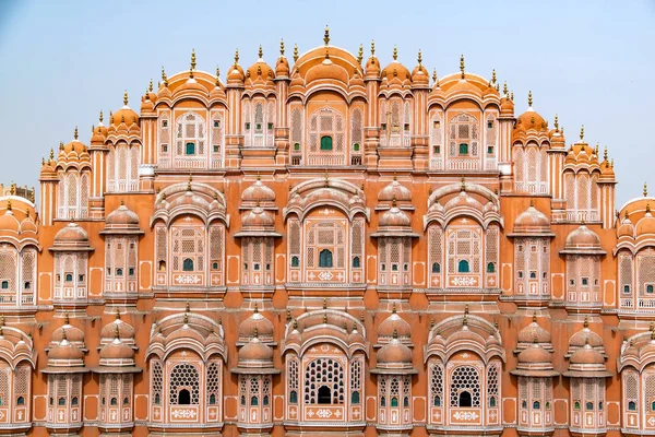 Mahal Hawa güneşli bir günde, Jaipur, Rajasthan, Hindistan. Bir Unesco Dünya Mirası. Güzel pencere mimari öğesi.