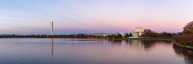 Jeffeerson Anıtı ve Washington Anıtı deprem havzası üzerinde akşam, Washington Dc, ABD yansıtıyordu. Panoramik görüntü
