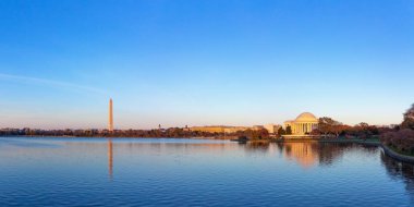 Jeffeerson Anıtı ve Washington Anıtı deprem havzası üzerinde akşam, Washington Dc, ABD yansıtıyordu. Panoramik görüntü