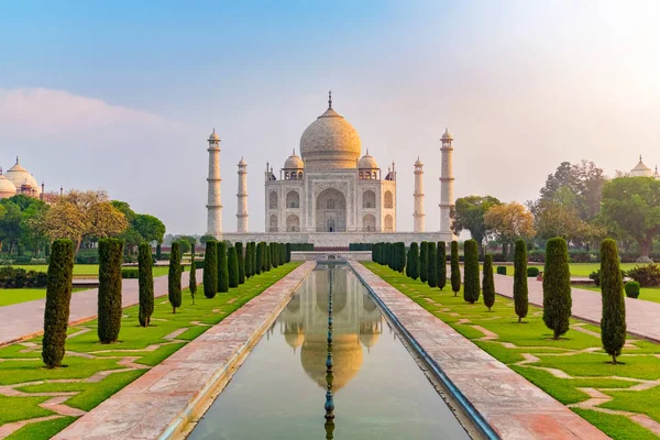 Taj Mahal 'in ön görüntüsü yansıma havuzuna yansıdı, Uttar Pradesh, Hindistan' daki Yamuna nehrinin güney kıyısındaki fildişi beyazı mermer mozoleye. Dünyanın yedi harikasından biri..