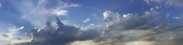 鮮やかな色の朝雲とパノラマの空 美しい巻雲 高解像度のパノラマ写真 — ストック写真