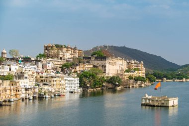 Udaipur şehri sabah Pichola Gölü 'nde, Rajasthan, Hindistan. Şehir sarayının manzarası göle yansıyor.
