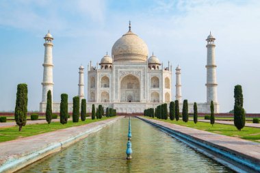 Taj Mahal 'in ön görüntüsü yansıma havuzuna yansıdı, Uttar Pradesh, Hindistan' daki Yamuna nehrinin güney kıyısındaki fildişi beyazı mermer mozoleye. Dünyanın yedi harikasından biri..
