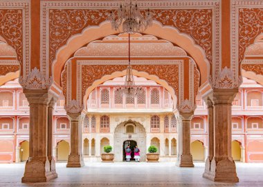 Jaipur şehir palace Jaipur City, Rajasthan, Hindistan. Bir Unesco Dünya Mirası güzel pembe renk mimari elemanlar biliyorum. Hindistan'da ünlü bir hedef.