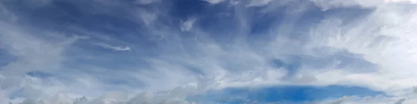Leuchtende Farbpanoramahimmel Mit Wolken Einem Bewölkten Tag Schöne Zirruswolke — Stockfoto