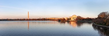 Jefferson Anıtı ve Washington Anıtı deprem havzası üzerinde akşam, Washington Dc, ABD yansıtıyordu. Panoramik görüntü