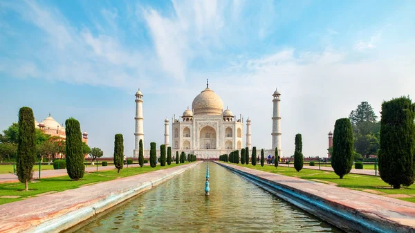 Pohled Zepředu Taj Mahal Odrážel Zrcadlovém Jezírku Slonovinově Bílém Mramorovém — Stock fotografie