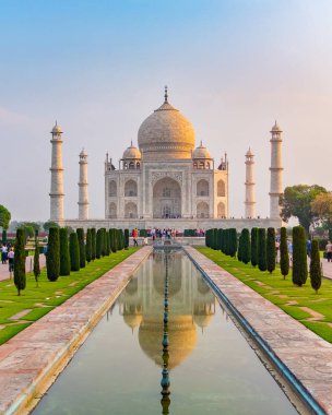 Taj Mahal 'in ön görüntüsü yansıma havuzuna yansıdı, Uttar Pradesh, Hindistan' daki Yamuna nehrinin güney kıyısındaki fildişi beyazı mermer mozoleye. Dünyanın yedi harikasından biri..