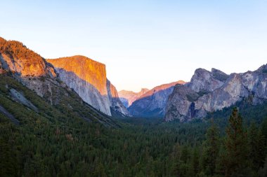 Yosemite Vadisi ulus parkı. Günbatımında, tünel manzarasından alacakaranlık vakti. Yosemite ulus parkı, Kaliforniya, ABD. Panoramik resim.